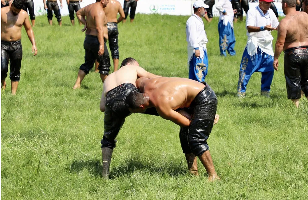 yunusemre-belediyesi-geleneksel-yuntdagi-yagli-pehlivan-guresleri