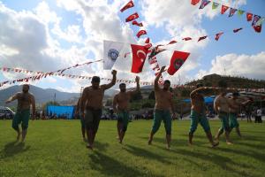 geleneksel-ahmet-ayik-karakucak-guresleri-ve-bal-festivali